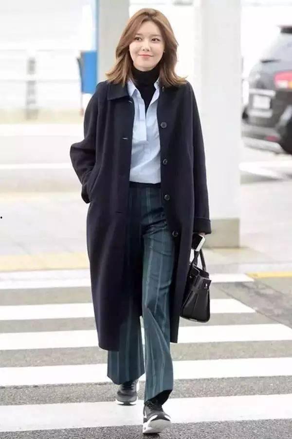 明星蓝色高领毛衣,蓝色高领毛衣演绎冬日时尚魅力